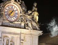 La fumata blanca surge de la chimenea de la Capilla Sixtina, en la segunda jornada de Cónclave en la ciudad del Vaticano.
