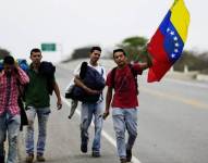 Miles de venezolanos se trasladaron a Ecuador a pie recorriendo las carreteras (foto referencial).