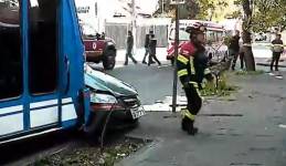 Quito: un bus y un carro pequeño se chocaron en la Juan León Mera y Santa María