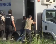 Imagen de un carro de Medicina Legal en una escena de crimen en Guayaquil.