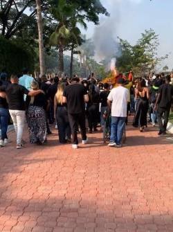 Foto del masivo velorio organizado en un camposanto de Daule por el asesinato de Mario Pineida.