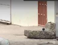 Una granada de uso militar fue abandonada al pie de una vivienda en el Guasmo Norte de Guayaquil