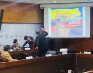 Morales agarró un vaso con agua y se lo lanzó a Yunda.