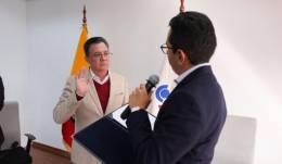 Fidel Márquez toma juramento para el nuevo cargo.