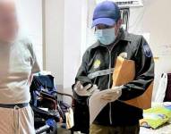 Momento en el que el exjuez Ronald Guerrero fue detenido por agentes.