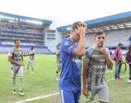 Jugadores de Emelec y Deportivo Cuenca no pudieron jugar su duelo el domingo pasado por falta de árbitros.