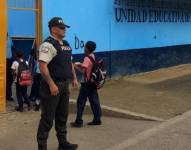 Policías han resguardado el ingreso de estudiantes en planteles de Esmeraldas.