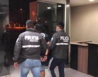 En el poder del detenido se encontró, un bolso tipo canguro con un arma de fuego calibre 38. Twitter