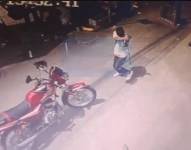 Foto de un adolescente siendo captado por una cámara de seguridad en el momento que atacó contra un negocio.