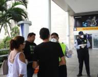 En el aeropuerto de Guayaquil existe un punto de inoculación por lo que personal de salud se trasladará para cumplir tal requerimiento.