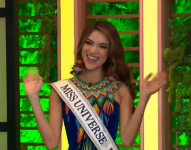 Mara Topic ingresando al programa de Telemundo