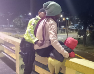 Imagen de un agente policial evitando un suicidio, la noche del viernes 8 de septiembre.