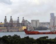 Fotografía de un barco frente a una planta de energía flotante en el puerto de Mariel, oeste de La Habana, en una fotografía de archivo.