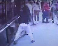 Un video captó lo que dos hombres se dieron de golpes en una parada.