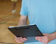 Imagen referencial para graficar a un profesor de educación física.