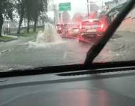 Una alcantarilla colapsó en la avenida Mariana de Jesús.