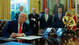 Varios de sus asesores, como el secretario del Tesoro, Scott Bessent (atrás, primero por la izquierda), y el secretario de Comercio, Howard Lutnick (junto a él), intentaron convencer a Trump para limitar los aranceles, pero finalmente fue el mercado de bonos el que le forzó a cambiar de opinión, según los analistas.