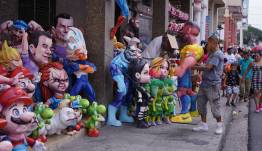 Imagen del 27 de diciembre de 2024 de la calle 6 de Marzo, en Guayaquil, donde se venden monigotes.