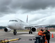 Imagen de un avión saliendo de Ecuador.