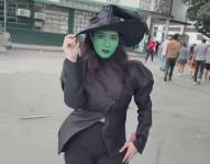 Chica asistió a las votaciones disfrazada de Elphaba.