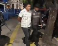 El preso recapturado en los exteriores de la Unidad de Flagrancia en Quito.