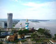 Imagen del Faro Mirador de Guayaquil y el edificio The Point en Puerto Santa Ana, zona turística de Guayaquil.