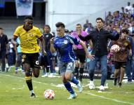 El partido está paralizado por el lanzamiento de objetos.