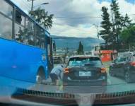 Momento en que el ciudadano cae al piso tras el roce del bus.