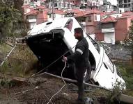 Una camionera quedó al borde de una quebrada en el occidente de Quito.
