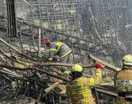 Una fotografía tomada de un vídeo distribuido por el Ministerio de Emergencias de Rusia muestra cómo los rescatadores examinan los escombros en la sala quemada de la sala de conciertos Crocus City Hall, a las afueras de Moscú, tras el ataque terrorista.
