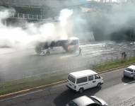 Incendio de un bus en la avenida Simón Bolívar, altura de Pueblo Blanco.