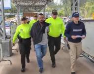 Alias Caleño es entregado en la frontera con Colombia.