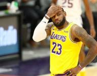 Lebron James, figura de Los Lakers lamentando una nueva derrota.