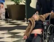 Tara Reid siendo evacuada del hotel en silla de ruedas.