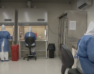 Especialistas trabajan en un laboratorio.