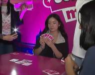 Personas jugando 40 en el Metro de Quito.