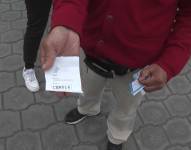 Un ciudadano muestra su turno para recibir un servicio en la ANT.