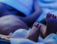 Recien nacidos en una camilla de hospital