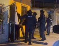 Imagen de uniformados de la Policía Nacional irrumpiendo en una vivienda.