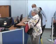 Una adulta mayor realiza un trámite en el SRI.