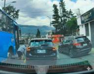 Momento en que el ciudadano cae al piso tras el roce del bus.