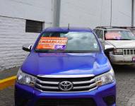 Distintos modelos de sedanes, vehículos tipo SUV, camionetas y motocicletas están en los patios de la agencia ubicada entre las avenidas Galo Plaza Lasso y Luis Tufiño.