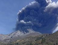 Imagen de las cenizas emitidas del volcán Ubinas.