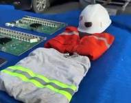 Foto de prendas de vestir que estaban en poder de banda que robó una terminal de placas de la Corporación Nacional de Telecomunicaciones (CNT).