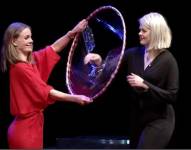 Ellen Støkken Dahl (derecha) y Nina Dølvik Brochmann (izquierda), desmienten el mito de la virginidad durante una charla TED utilizando un aro de hula hula para representar la idea del himen que muchos aún tienen en su mente.