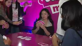 Personas jugando 40 en el Metro de Quito.