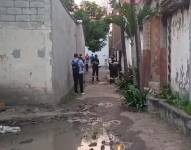 Imagen de los exteriores donde fue asesinado un padre de 70 años con su hijo.