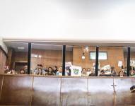 Activistas que presencian el juicio de los policías.