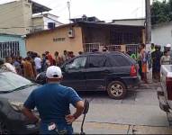 Imagen del asesinato de un hombre, que se encontraba en el interior de un carro, en Las Malvinas, sur de Guayaquil, en la tarde del martes 7 de mayo.