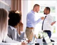 Imagina que estás en el trabajo y eres testigo de cómo un colega acosa repetidamente a otro colega. ¿Qué harías?